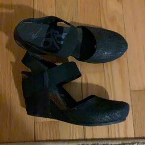 OTBT super comfortable wedge shoes